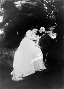 Thadée Natanson et sa femme Misia Godebska dans le jardin de leur maison de campagne, Le Relais, vers 1899